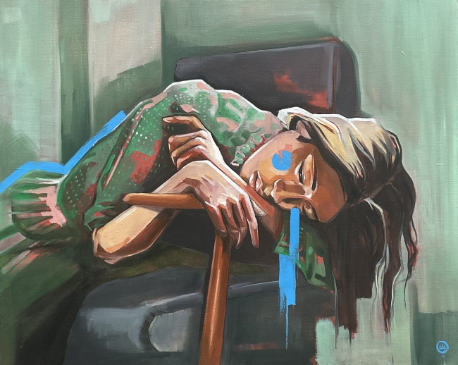 Meuf verte sur fauteuil